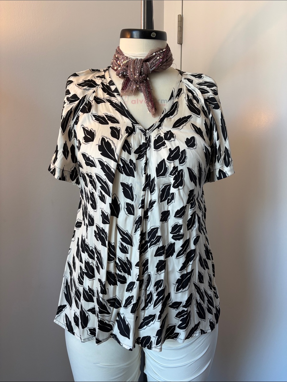 Black & White Leaf-Print V-Neck Women's Top